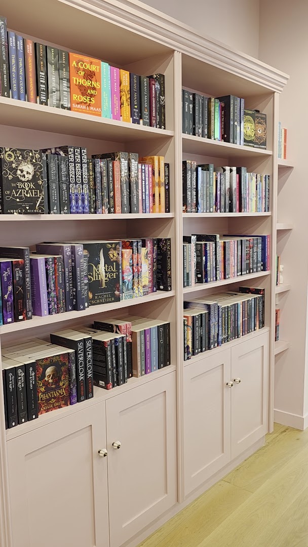Enamoured Books: clear, professional display of products