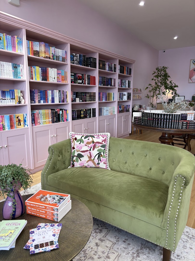 Enamoured Books: inviting and professional shop interior