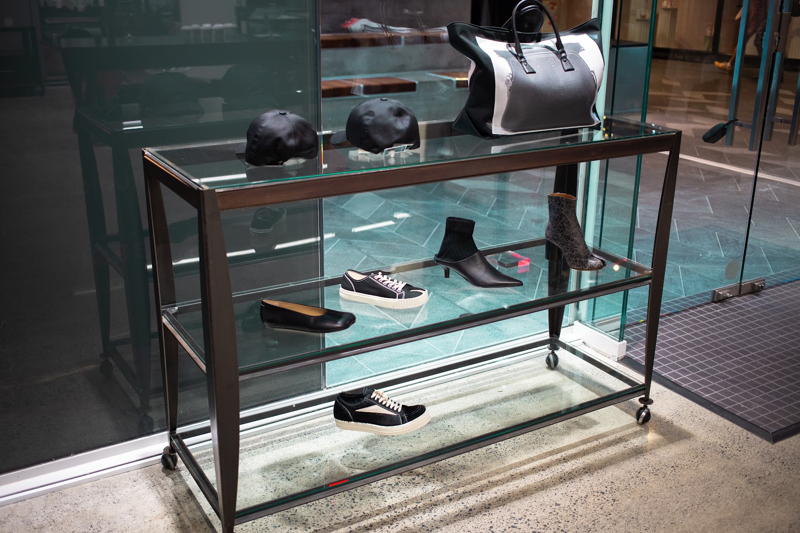 Zambesi: clear display of shop products