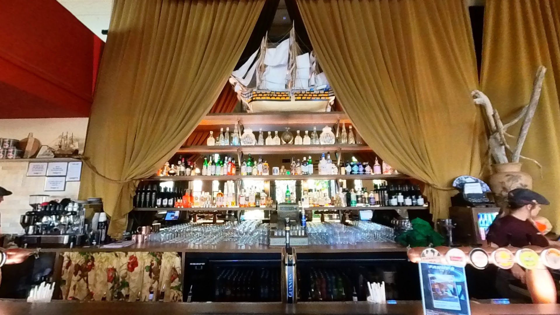 Fanny's: clear shot of restaurant bar