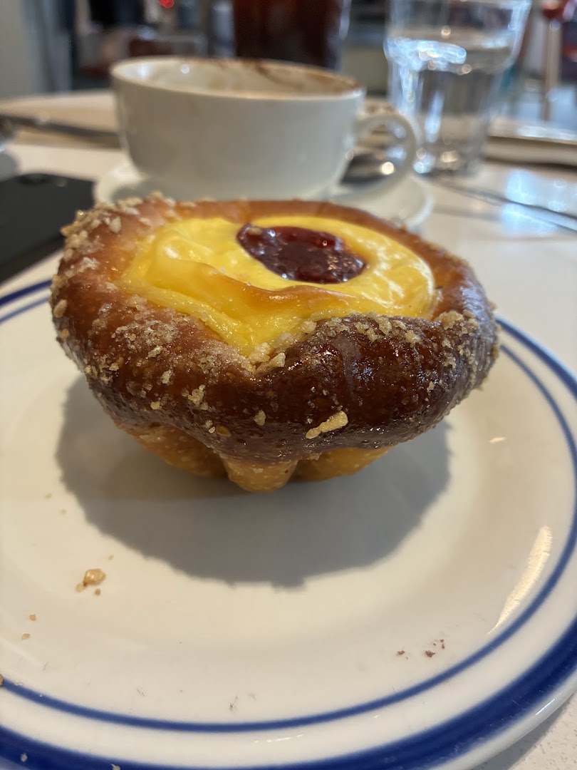 Amuse Snack Bar: appetizing photo of breakfast pastry