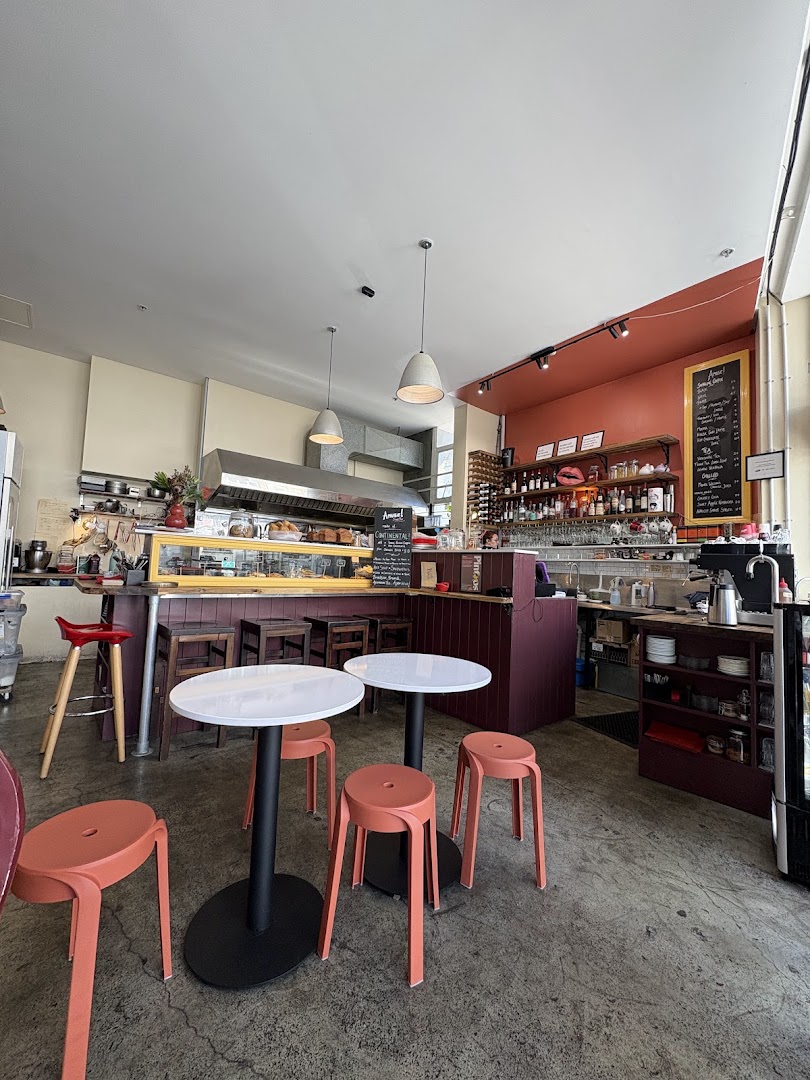 Amuse Snack Bar: clear, inviting interior atmosphere shot