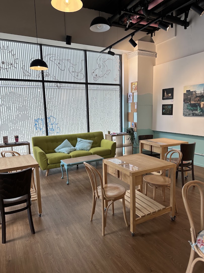 Fishcube Gallery & Café: gallery interior and atmosphere
