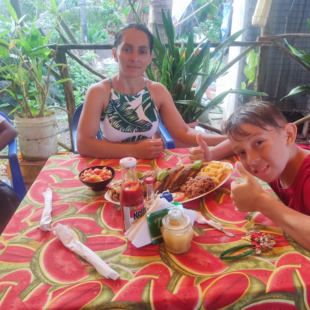Bar Victoria's: customers enjoying the food