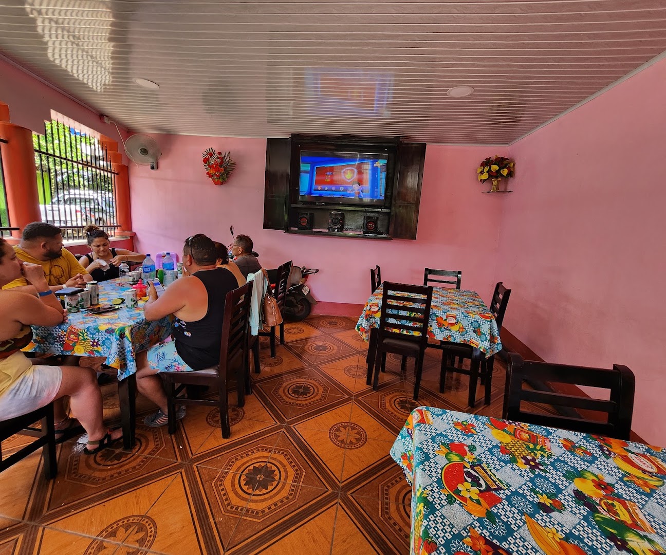 Comedor Doña Julia: restaurant atmosphere and seating