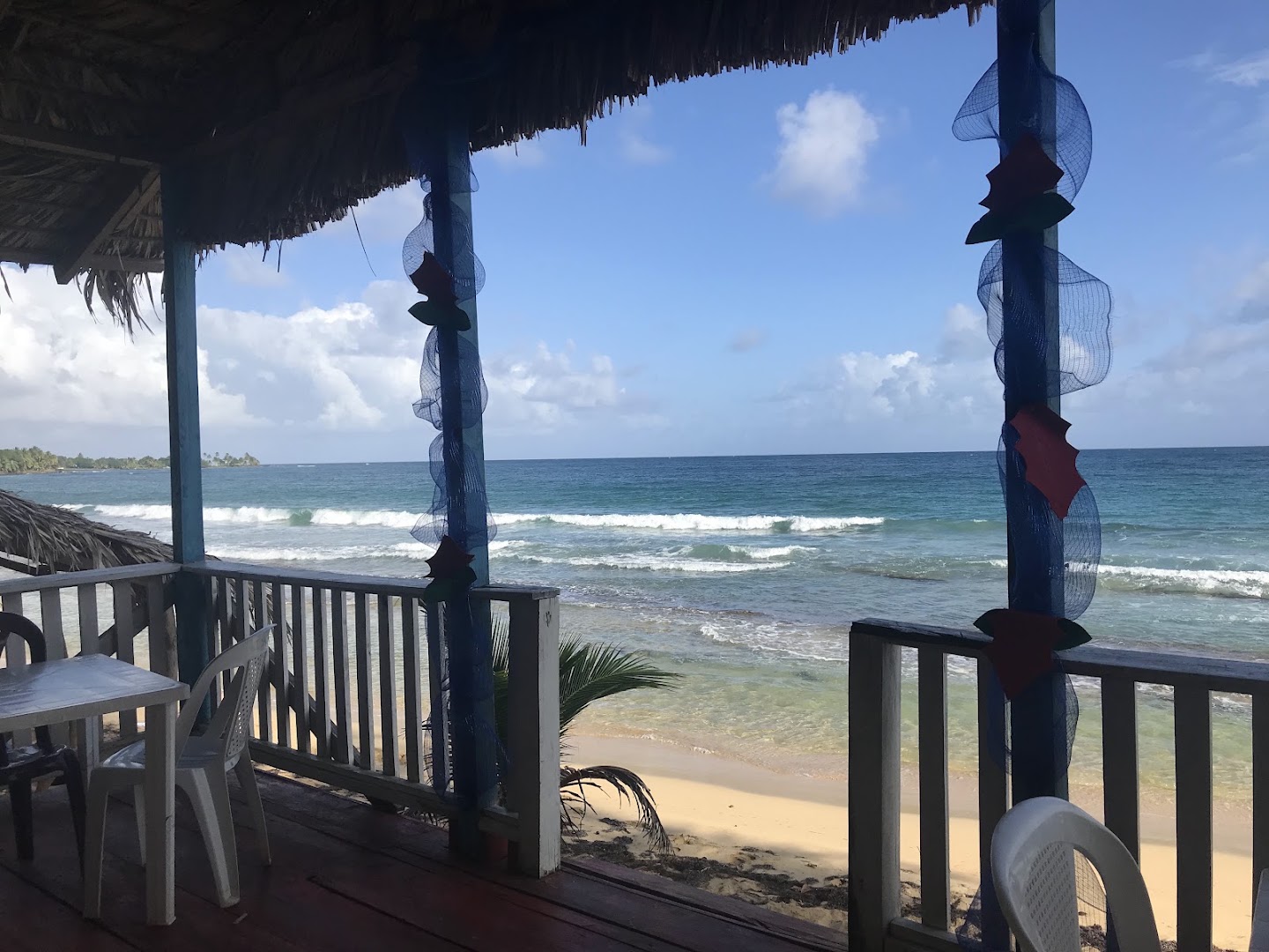 Island Style Beach Bar & Restaurant: inviting view of restaurant terrace