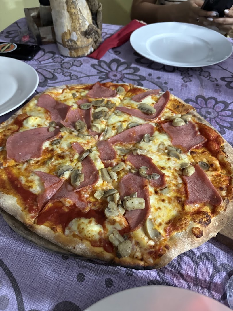 Pizzeria Italia: appetizing photo of restaurant pizza