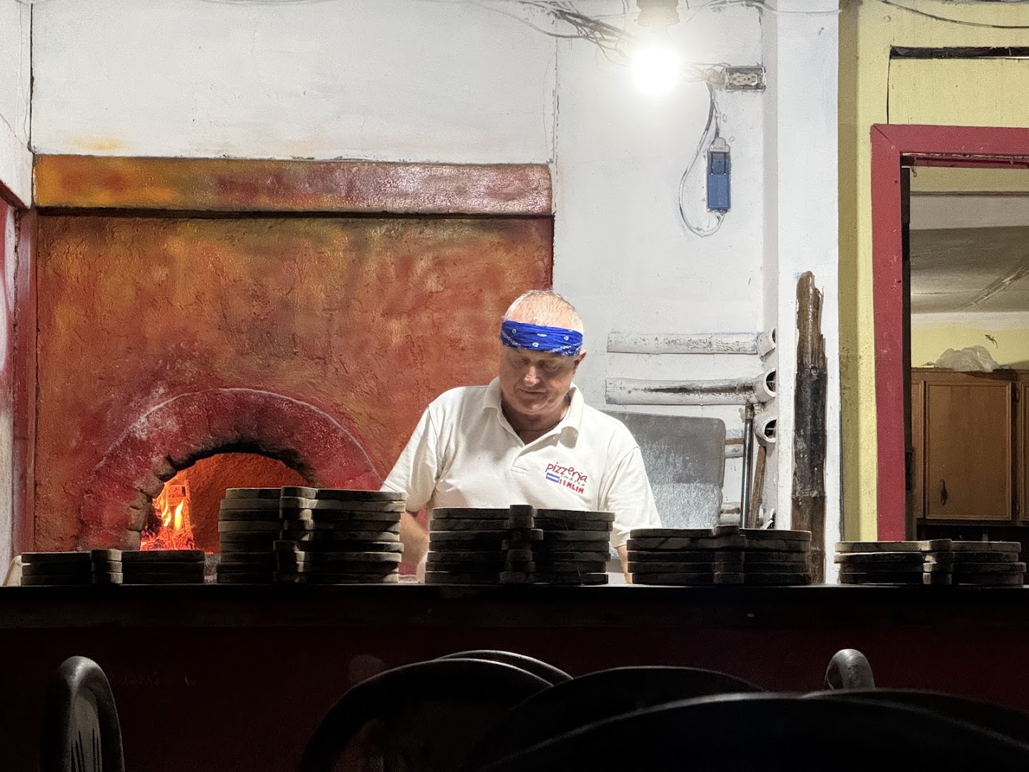Pizzeria Italia: authentic photo of chef working