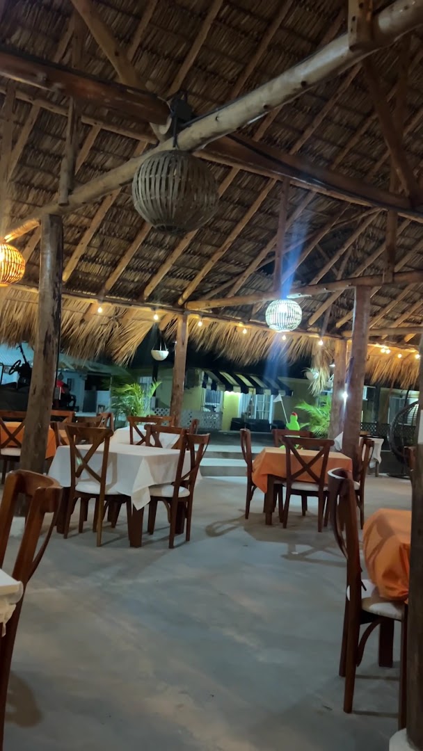 Sea Side Grill: inviting restaurant atmosphere and decor