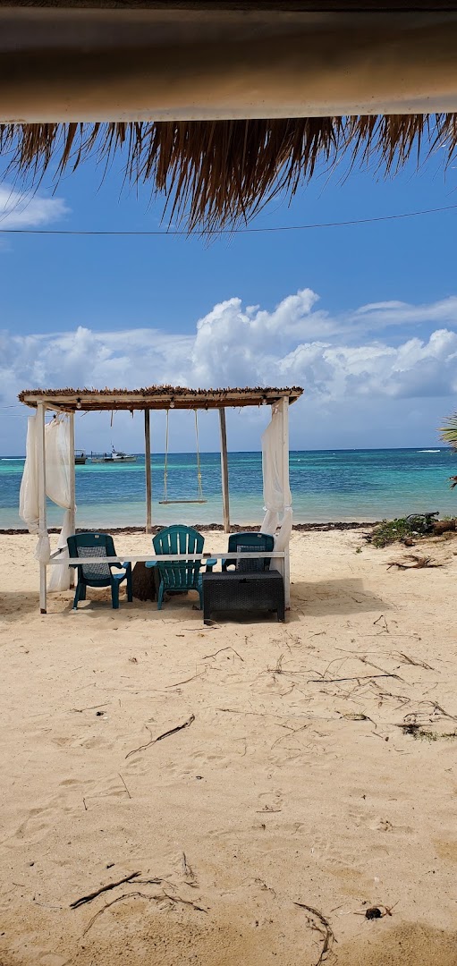 Sea Side Grill: attractive beachside restaurant atmosphere