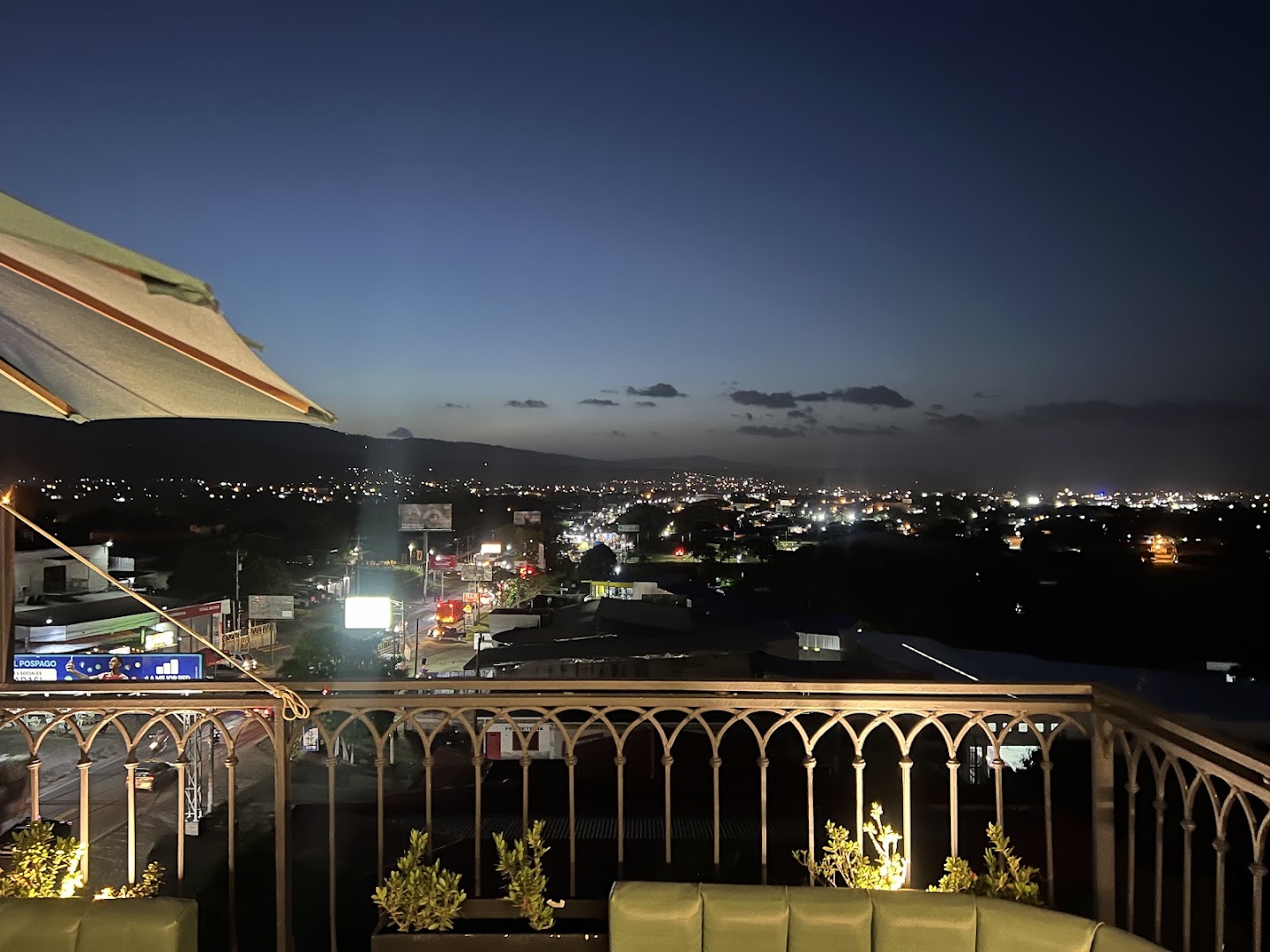 Absolutto Rooftop & Restaurante: beautiful rooftop view of city