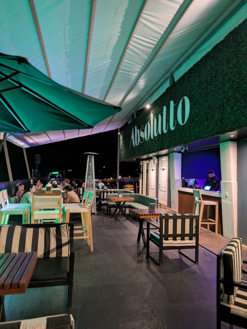 Absolutto Rooftop & Restaurante: inviting atmosphere of the rooftop