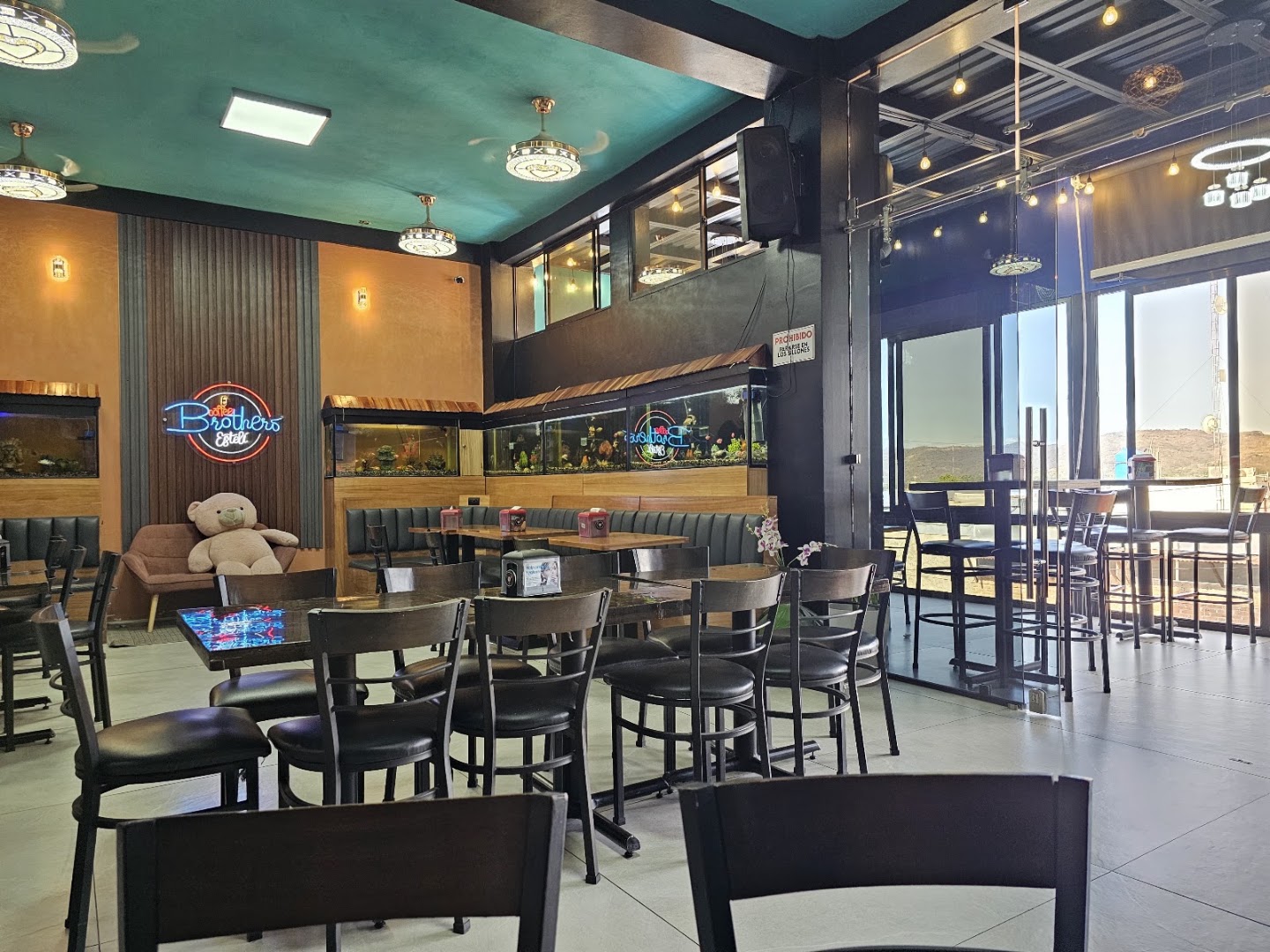 Coffee Brothers: clear, inviting interior atmosphere