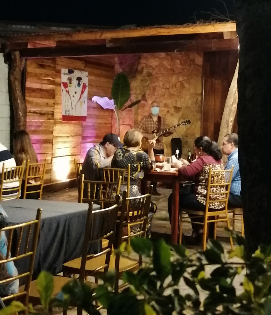 Que Sabroso Restaurante: restaurant atmosphere and entertainment