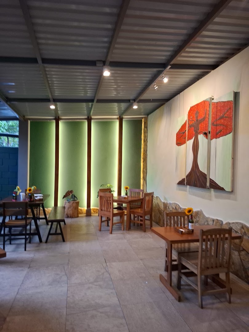 Que Sabroso Restaurante: clear, inviting restaurant interior shot