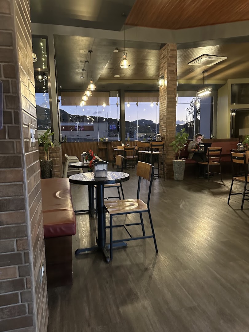 Brooklyn Kitchen & Café: inviting and clear interior shot