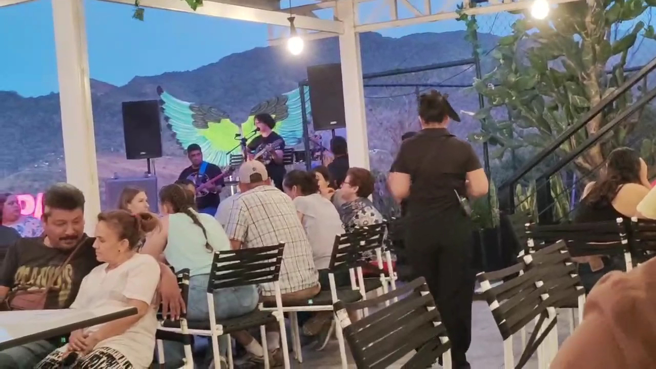Restaurante La República: lively restaurant atmosphere