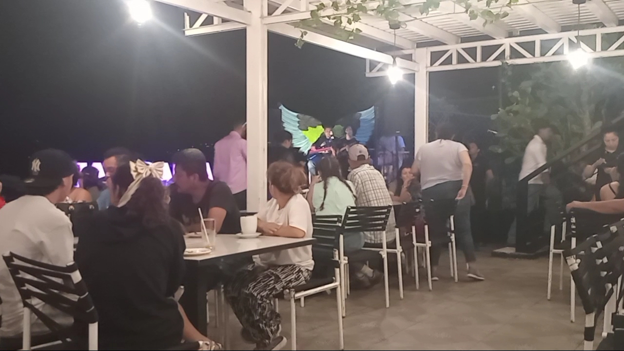 Restaurante La República: restaurant atmosphere and patrons