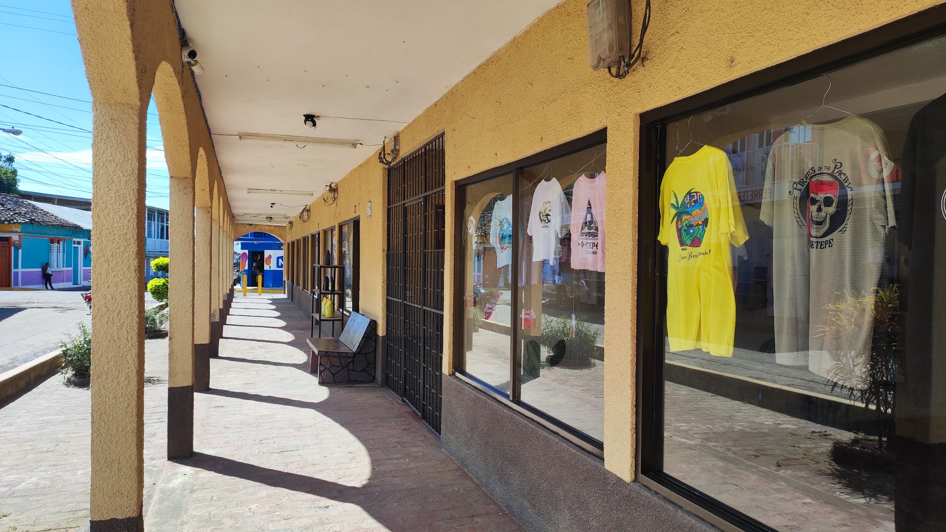 Alma de Ometepe: clear view of shop storefront