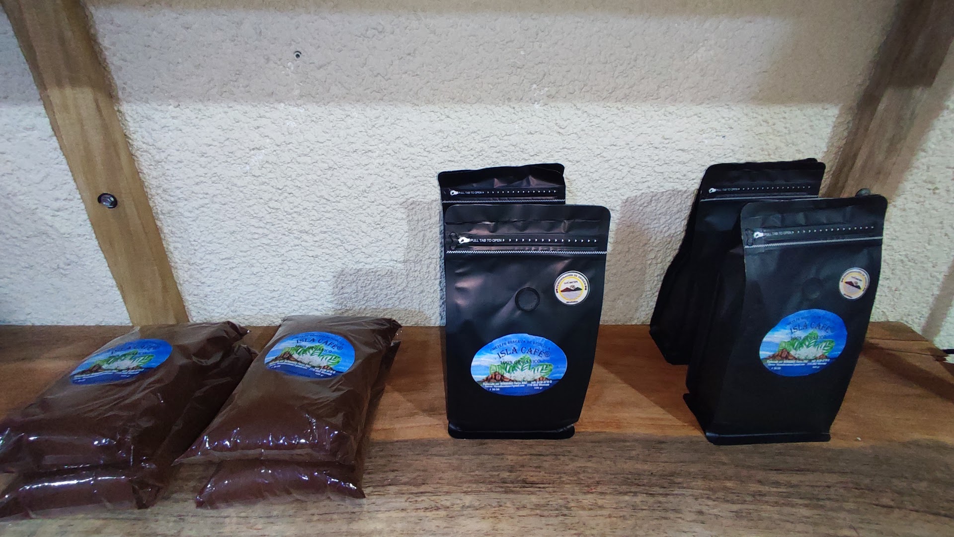 Alma de Ometepe: clear display of shop products