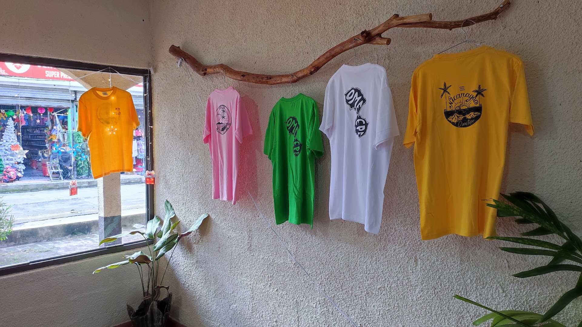 Alma de Ometepe: clear display of shop products