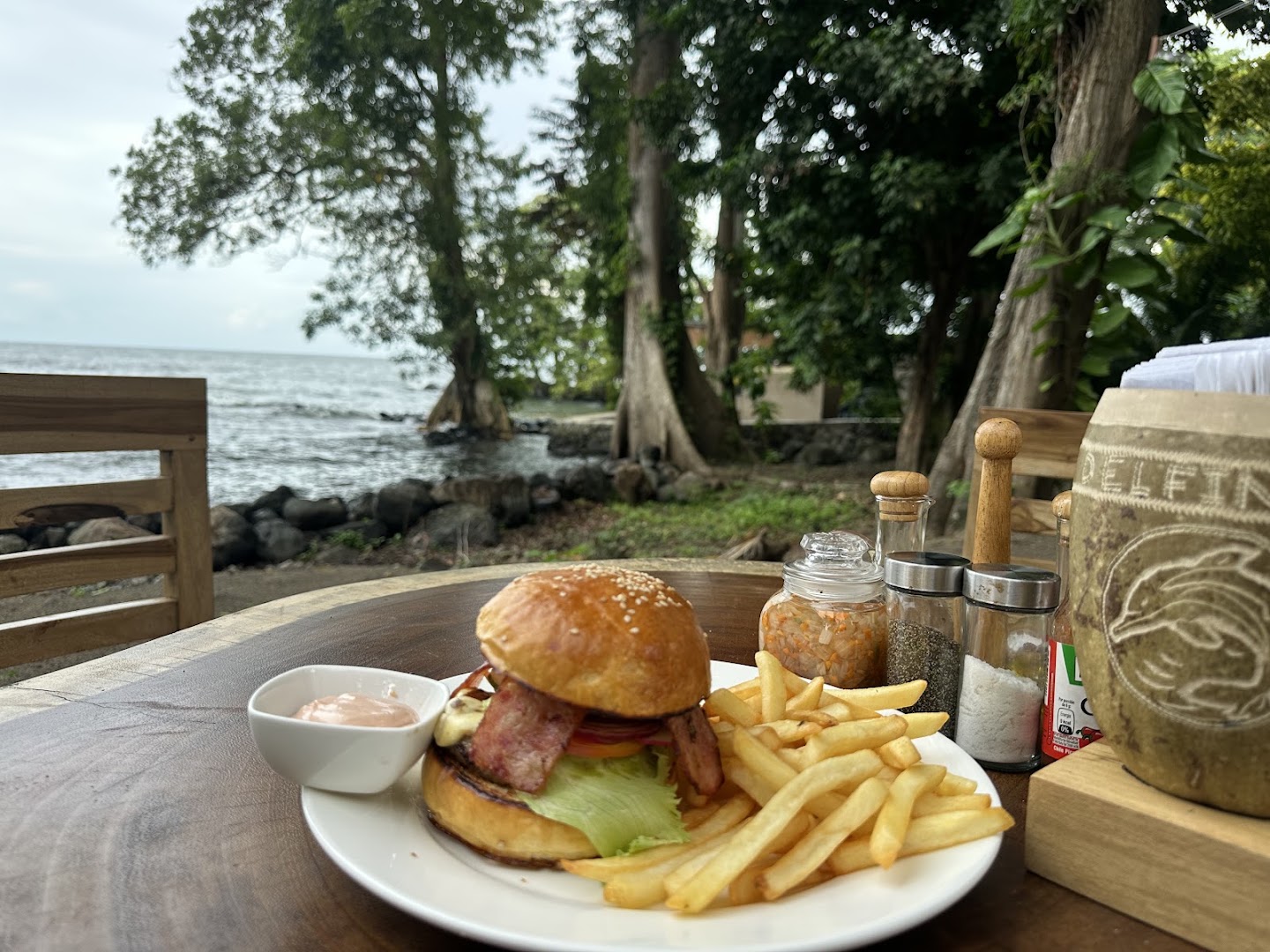 Delfín Azul: appetizing food with scenic background