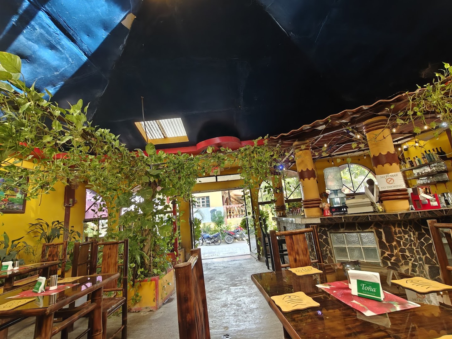 El Picante Mexican Restaurant: inviting restaurant interior atmosphere