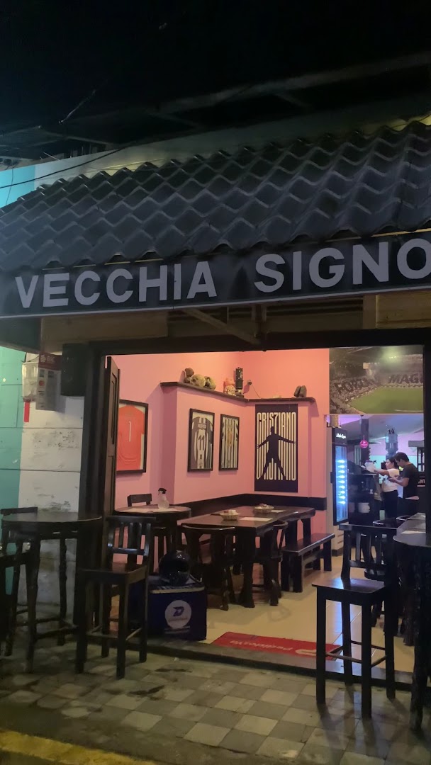 La Vecchia Signora: clear view of restaurant exterior
