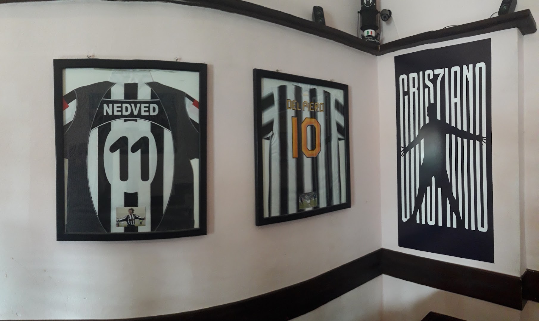 La Vecchia Signora: restaurant's unique sports decor