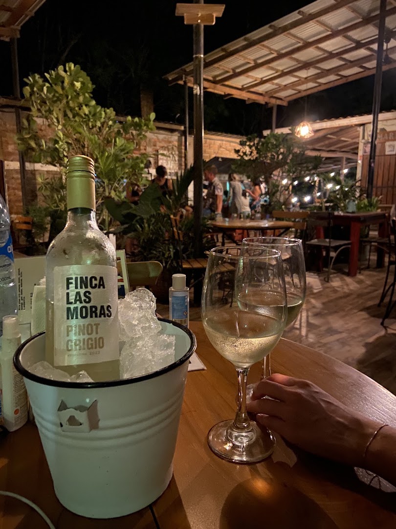 Machete Market Cafe: inviting atmosphere with food and drink