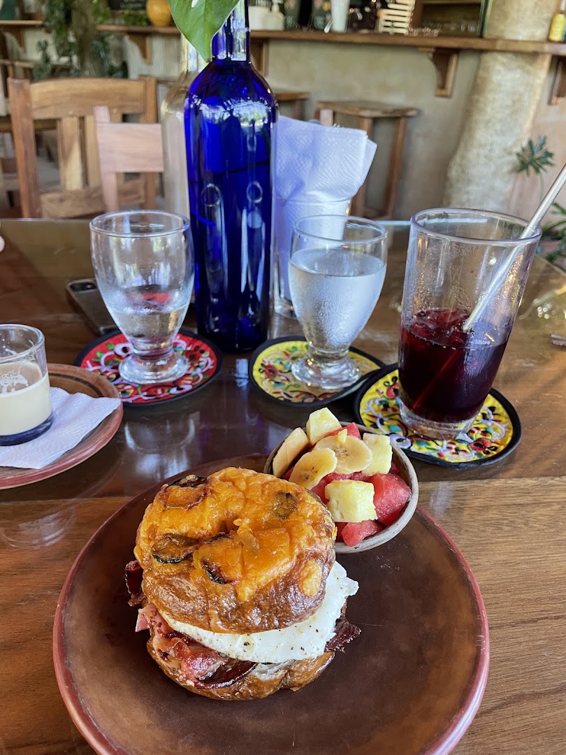 Peace & Cake: appetizing food and drink presentation