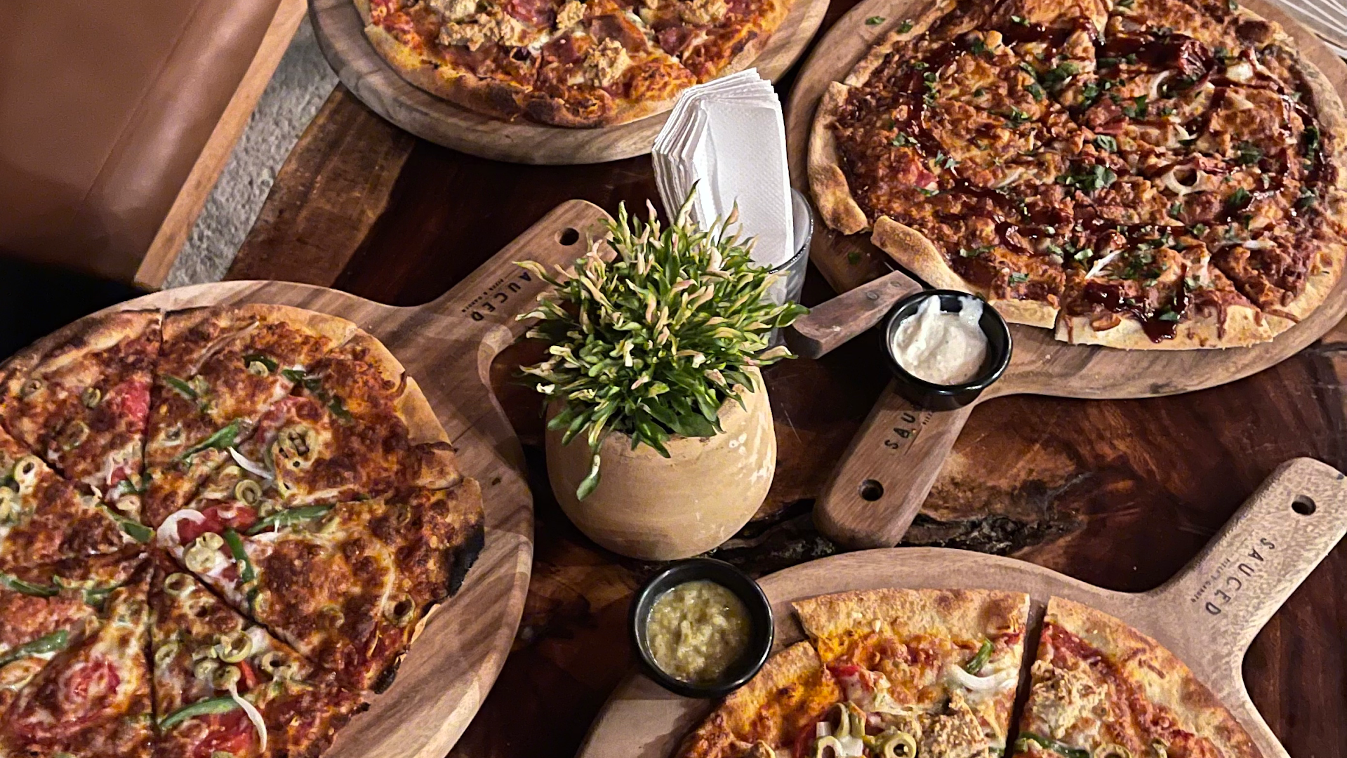 Sauced Pizza: appetizing, high-quality food photography