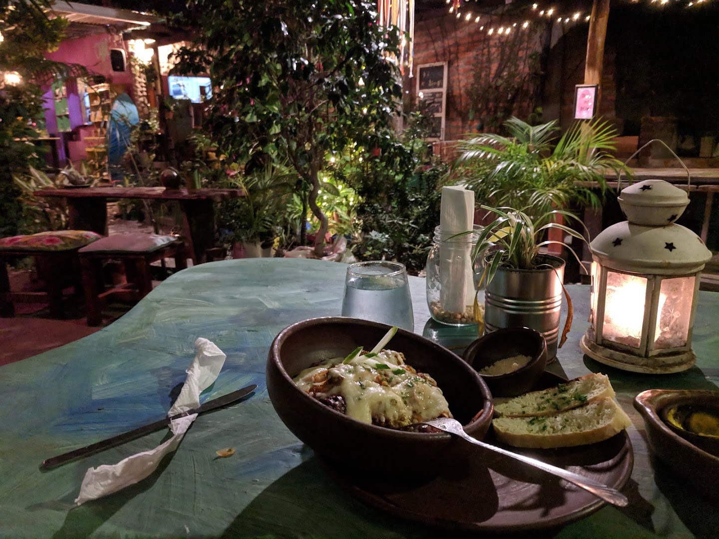 Simon Says Smoothie Bar: inviting atmosphere and appetizing food