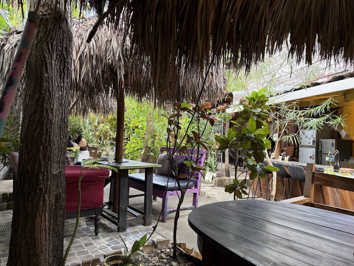 Simon Says Smoothie Bar: inviting and atmospheric outdoor seating