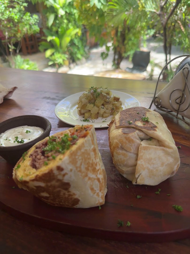 Simon Says Smoothie Bar: appetizing food photo in setting