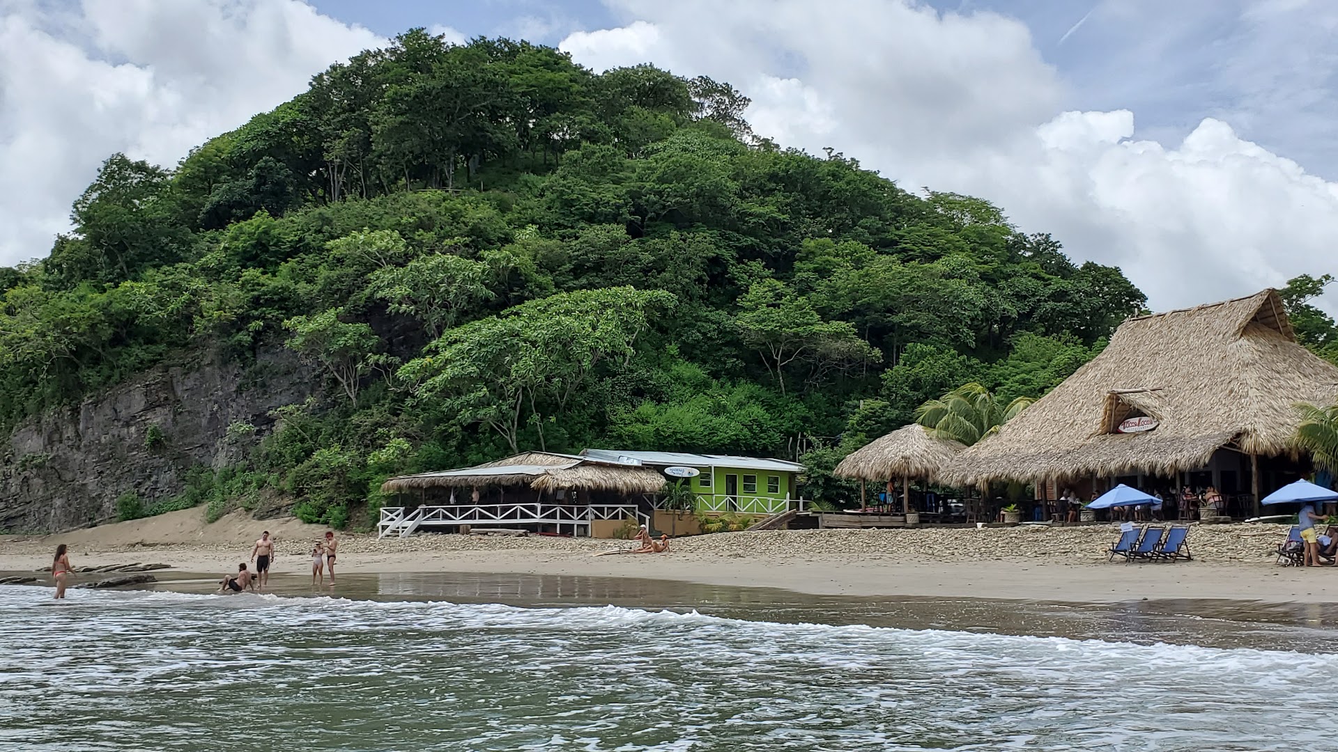 Studio Cafe Bar & Grill: attractive exterior and beach setting