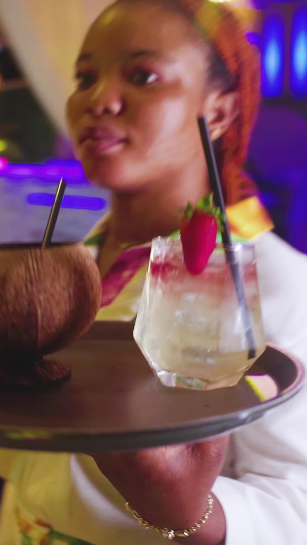 BamBoa: professional staff serving drinks