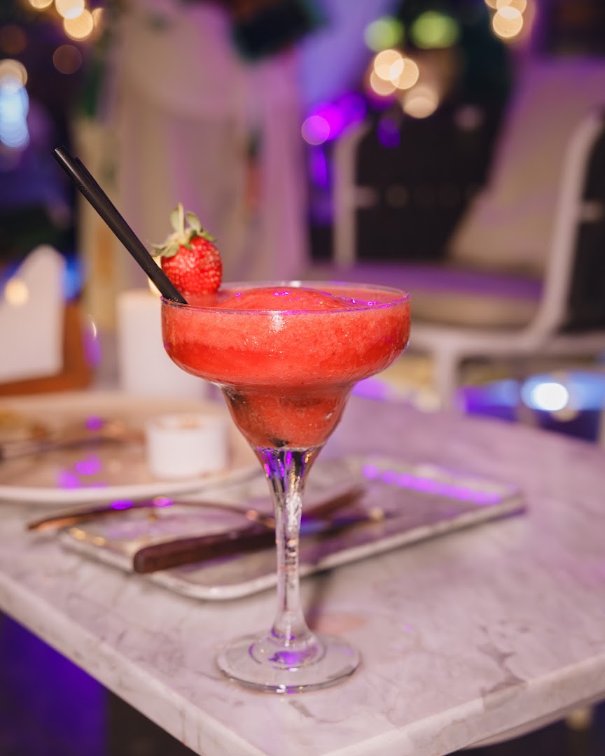 BamBoa: appealing high-quality cocktail photo