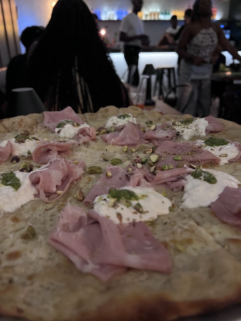 Dough Pizza Bar: appetizing pizza with restaurant atmosphere