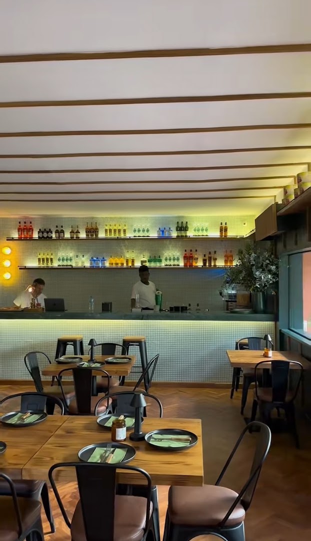 Dough Pizza Bar: clear, inviting restaurant interior shot