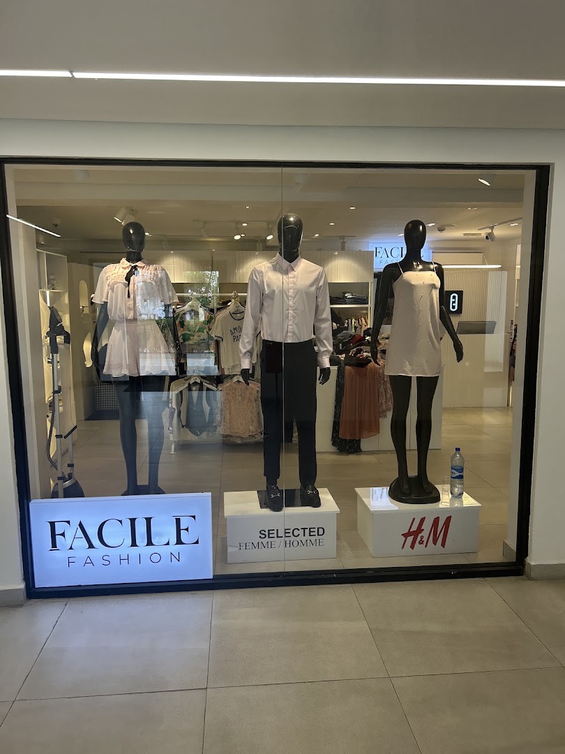 Ile Oja Victoria Island: clear storefront display photo