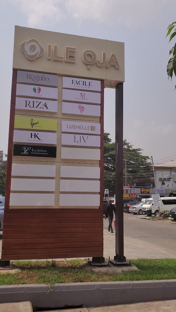 Ile Oja Victoria Island: clear signage identifying the location