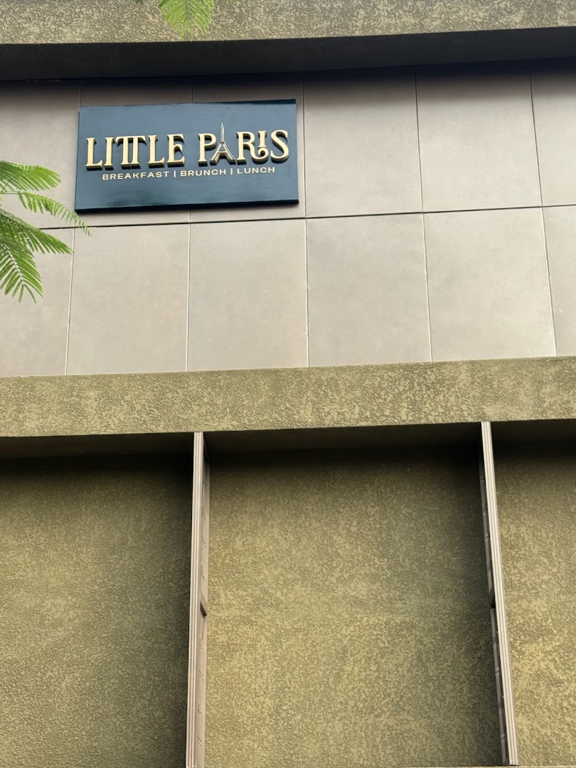Little Paris: clear signage of the venue