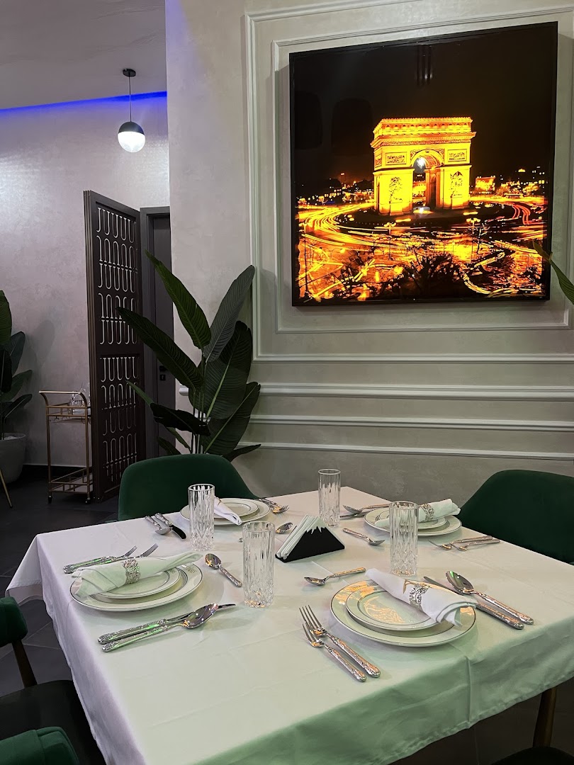 Little Paris: clean and inviting dining atmosphere