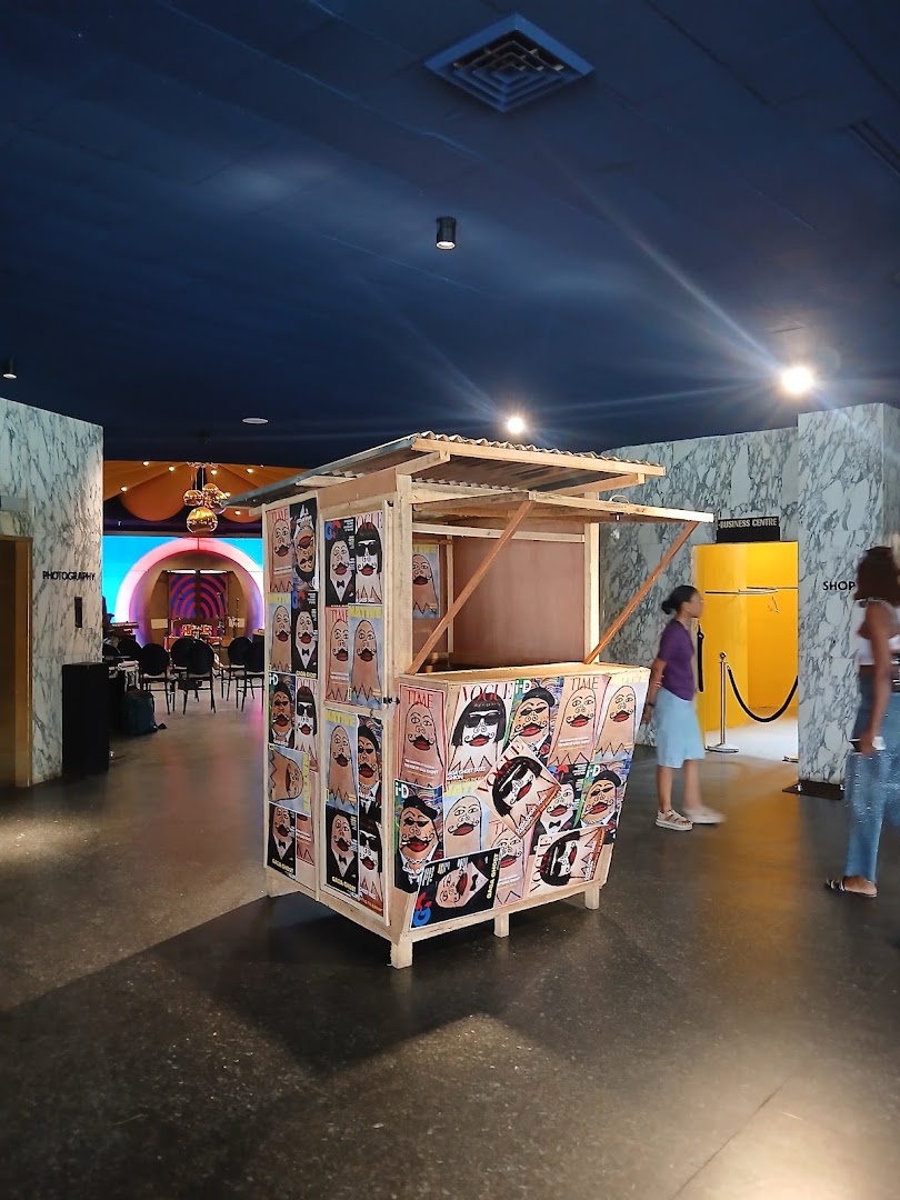 Nahous: clear photo of gallery exhibition