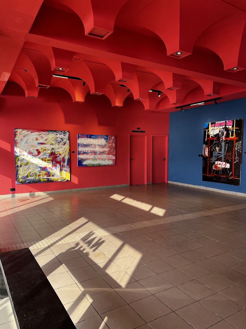 Nahous: clear view of gallery interior