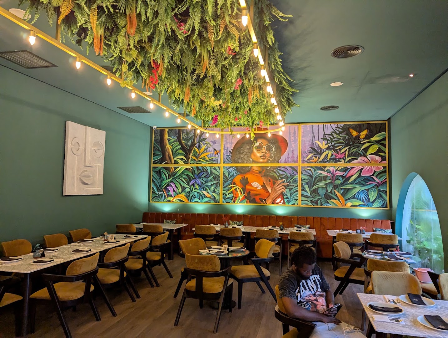 Nomaada: attractive interior and vibrant atmosphere