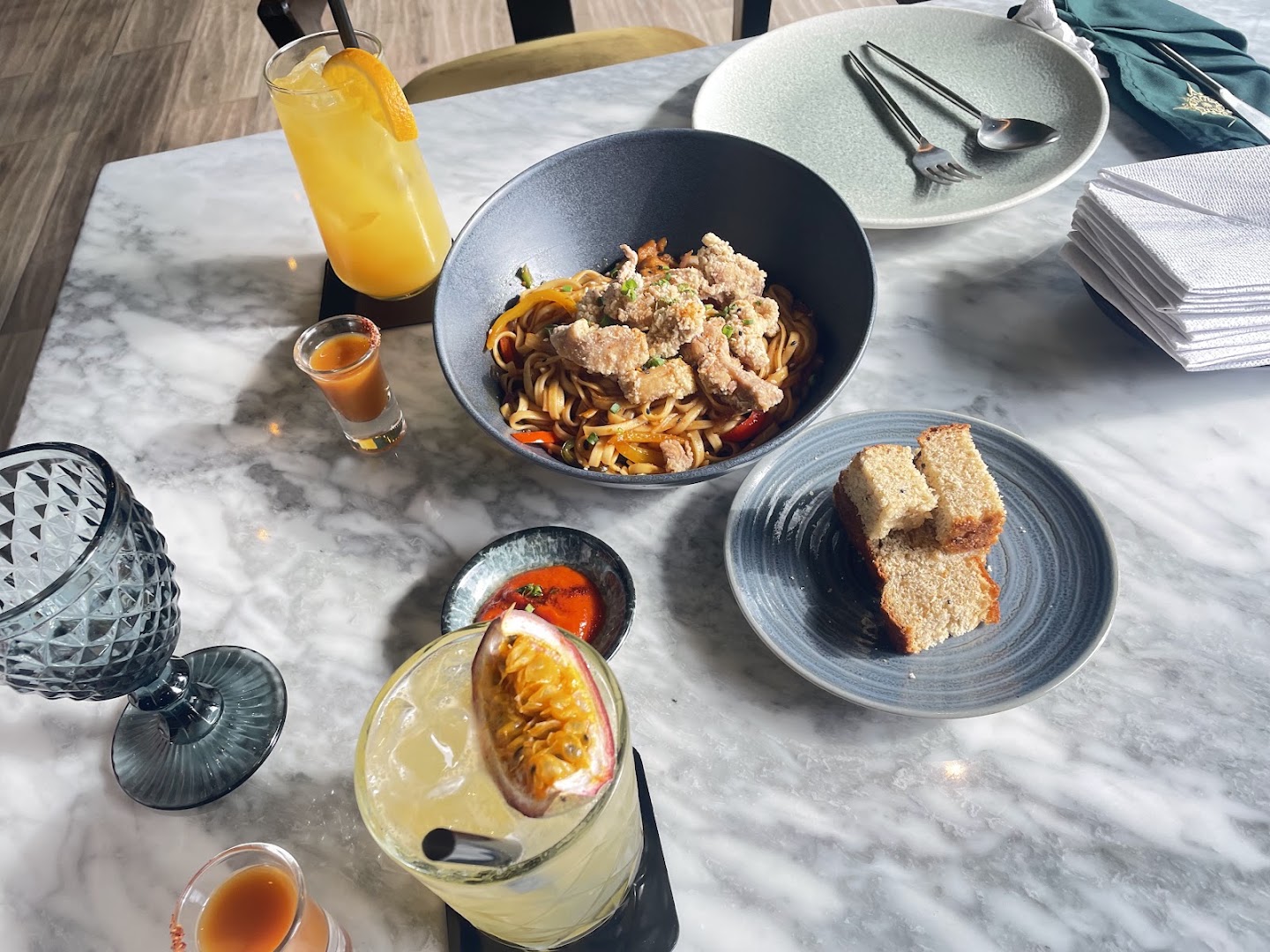 Nomaada: appetizing food and drink presentation