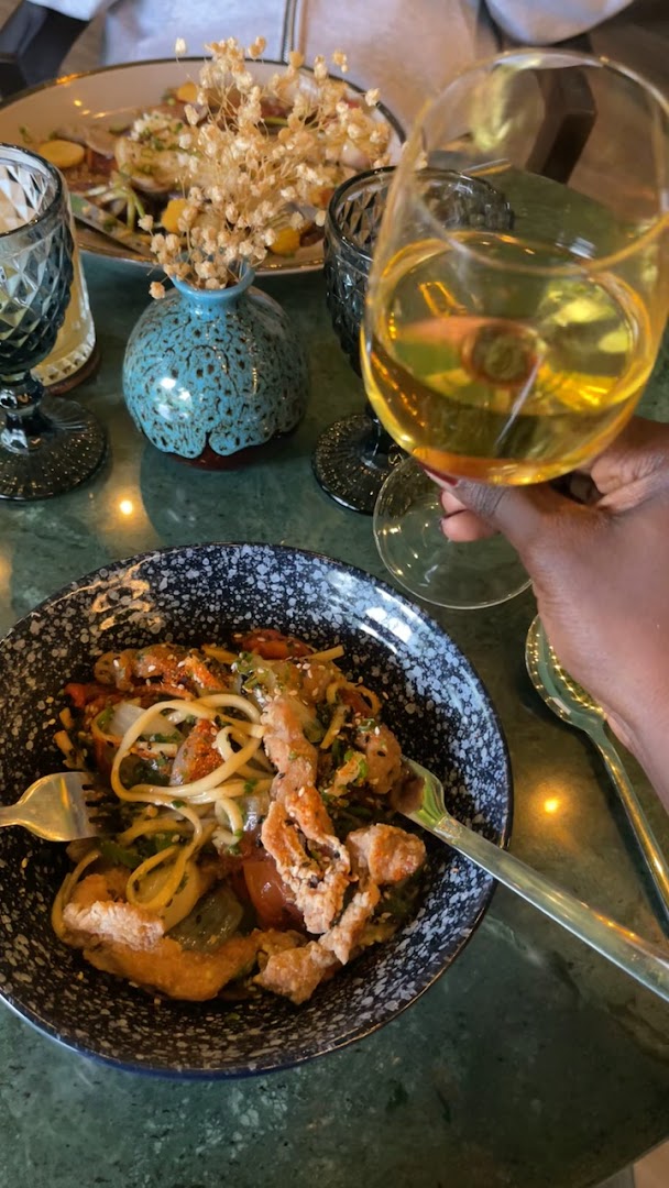 Nomaada: appetizing food and drink presentation