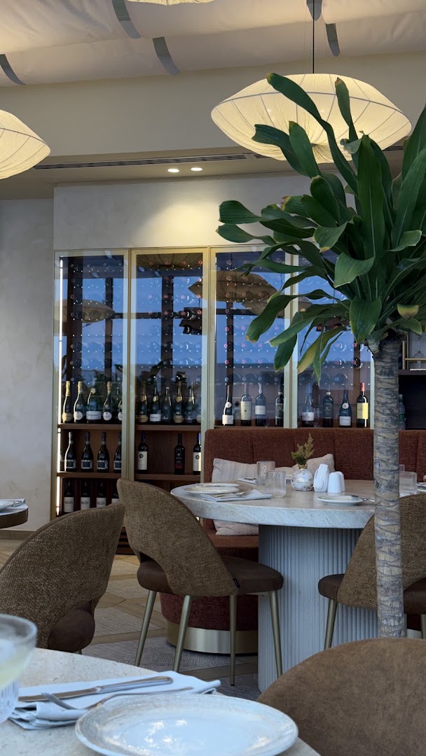 Oasis Gourmet: high quality restaurant interior shot